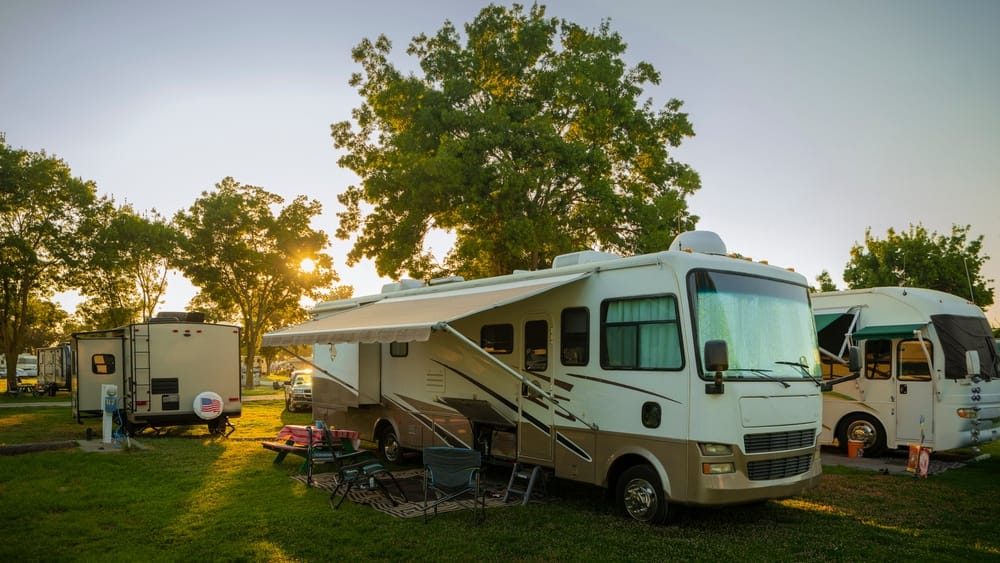 A global caravan market where a group of rvs soar above a grassy area.