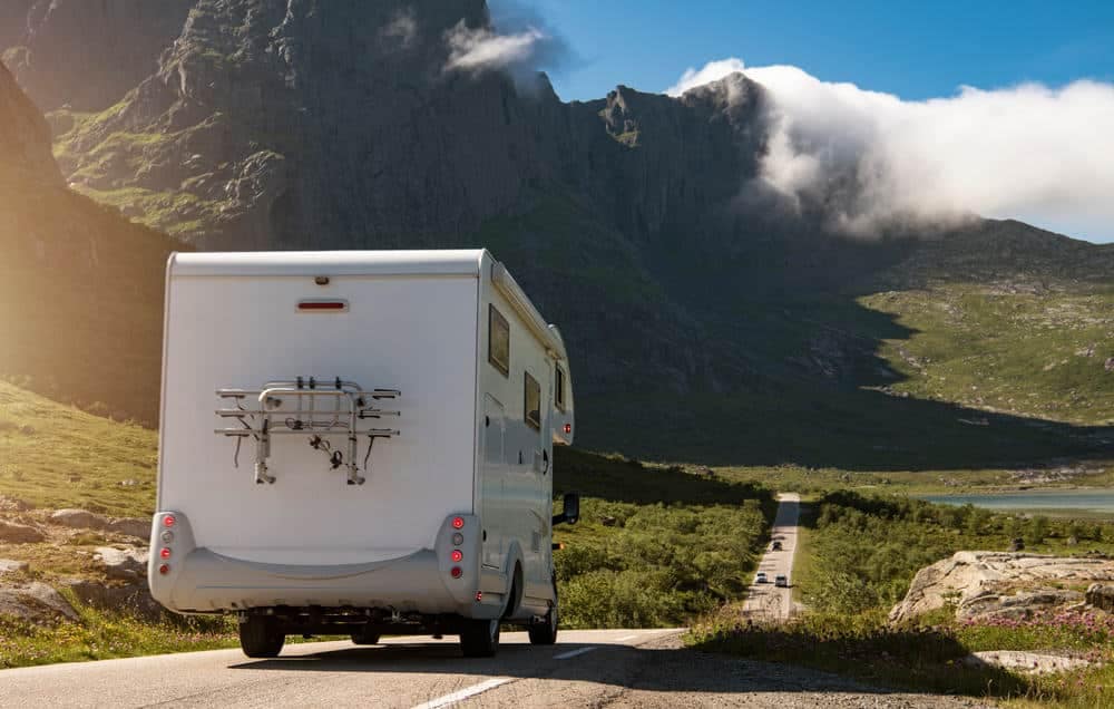 An RV travel planning mobile app allows users to explore roads with breathtaking mountain views as they drive their RV.