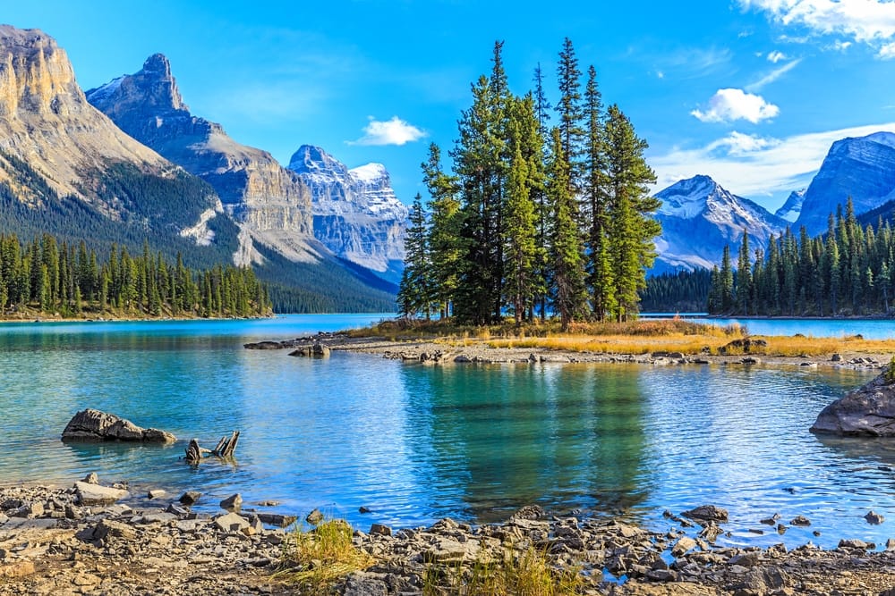 A lake surrounded by mountains and trees.