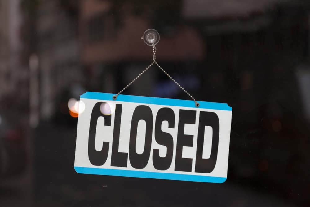 A closed sign hanging on a window in Kendall Campground.
