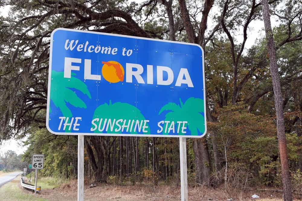 A welcome to Orlando sign on the side of a road.