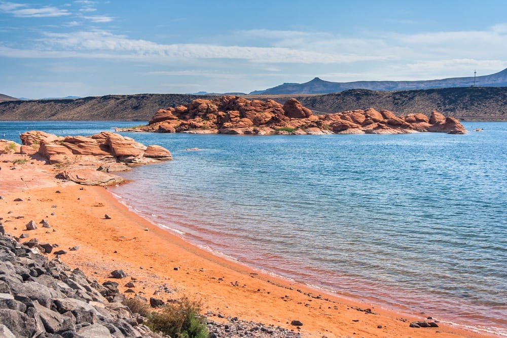 Lake Las Vegas, located in Southern Utah's Nevada, boasts beautiful scenery and a serene atmosphere. With its close proximity to State and National Parks, visitors can also enjoy exploring the diverse landscapes and