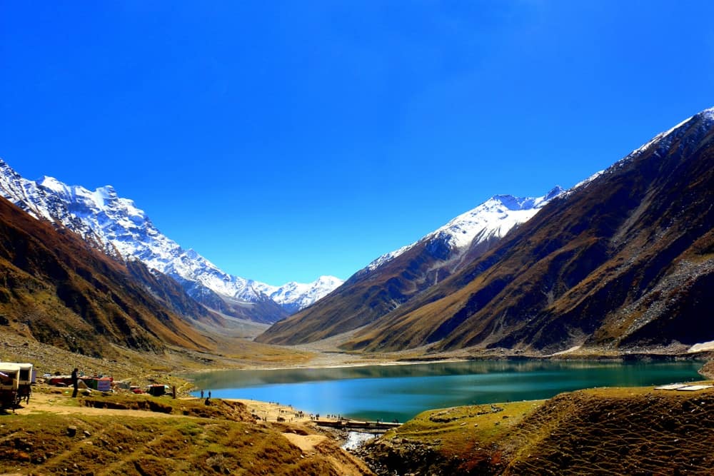 A lake in Khyber Pakhtunkhwa with mountains in the background that boosts tourism experience.