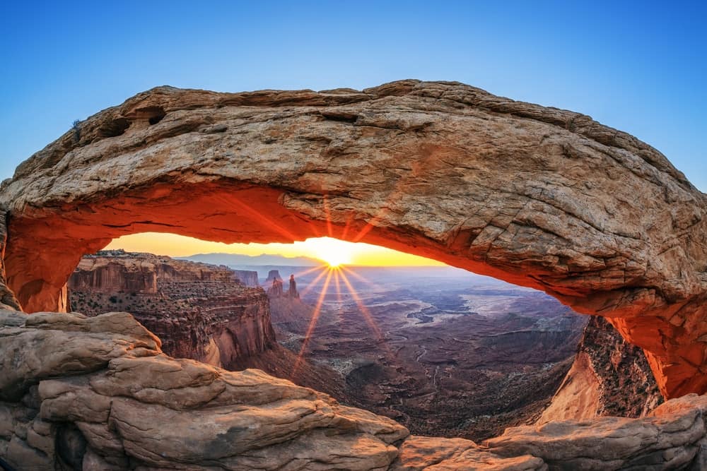 Arches National Park in Utah is a stunning destination that showcases the resilience of nature. Situated near the picturesque town of Moab, this national park offers breathtaking landscapes filled with unique rock formations and delicate