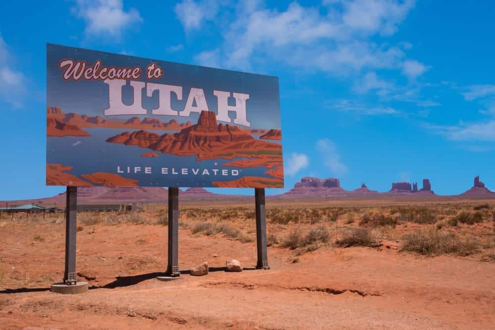 A welcome to Lithia State Park sign in the desert of Utah.