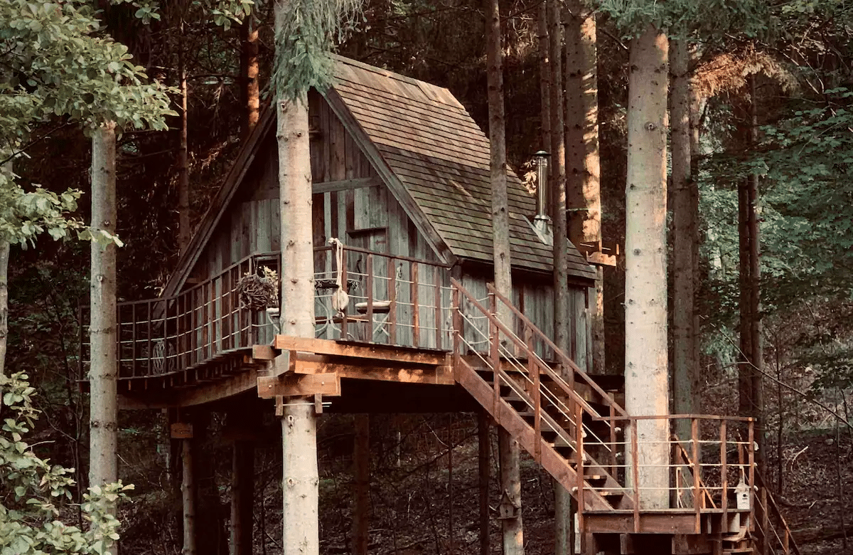 La Cabane de Werjupin is a magical tree house nestled in the heart of a enchanting forest. This nature retreat is the perfect getaway for nature enthusiasts who want to immerse themselves in
