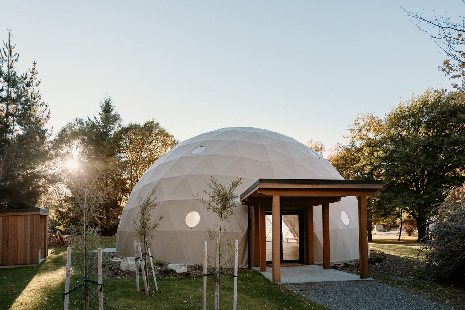 A luxury Glamping Dome sitting in the grassy area near Lake Hāwea.