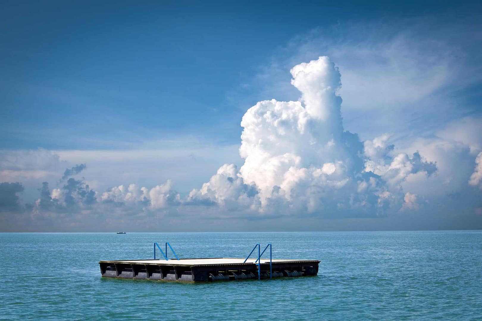 A small dock in the middle of the ocean near New Zealand.