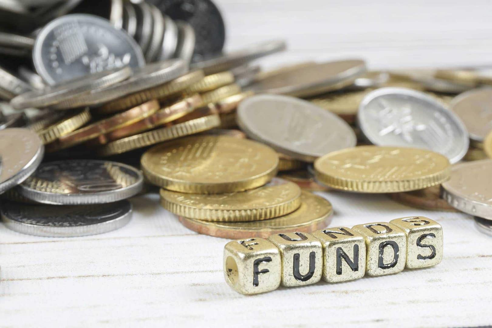 A pile of coins with the word fundos written on them.