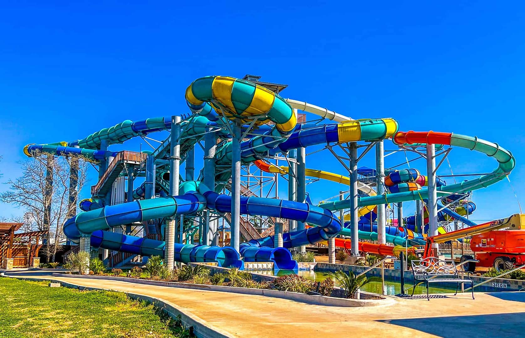 Located at Splashway, our vibrant waterpark boasts an array of exhilarating slides that are perfect for thrill-seekers. As you soar down these colorful attractions, you'll feel an incredible rush of