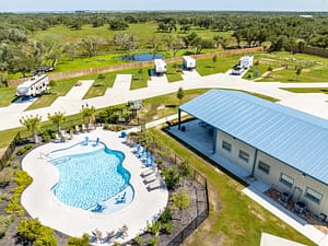 Изглед от въздуха на Reel Chill RV Resort, парк за RV в Рокпорт, Тексас. Курортът разполага с плувен басейн за общността на RV.