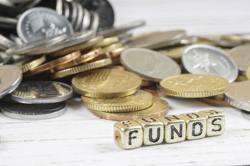 A pile of coins with the word fundos written on them.
