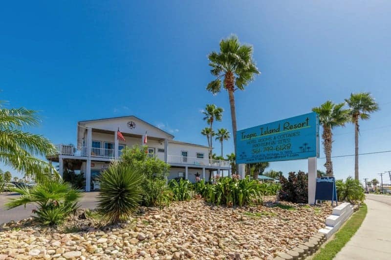 The front of a motel with palm trees in Texas.