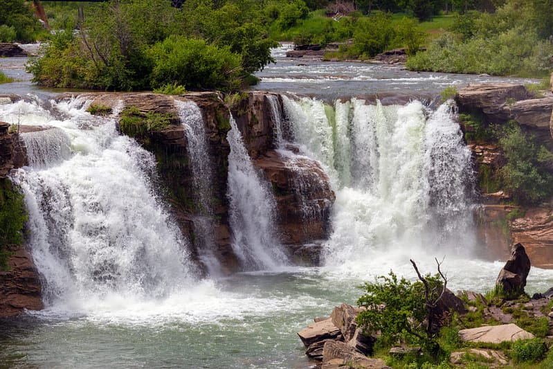 Lundbreck Falls, a hidden gem in Alberta, is a breathtaking waterfall nestled in the middle of a wooded area.
