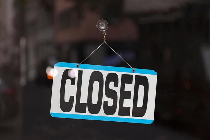 A closed sign hanging on a window in Kendall Campground.