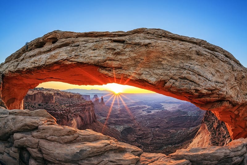 Arches National Park in Utah is a stunning destination that showcases the resilience of nature. Situated near the picturesque town of Moab, this national park offers breathtaking landscapes filled with unique rock formations and delicate