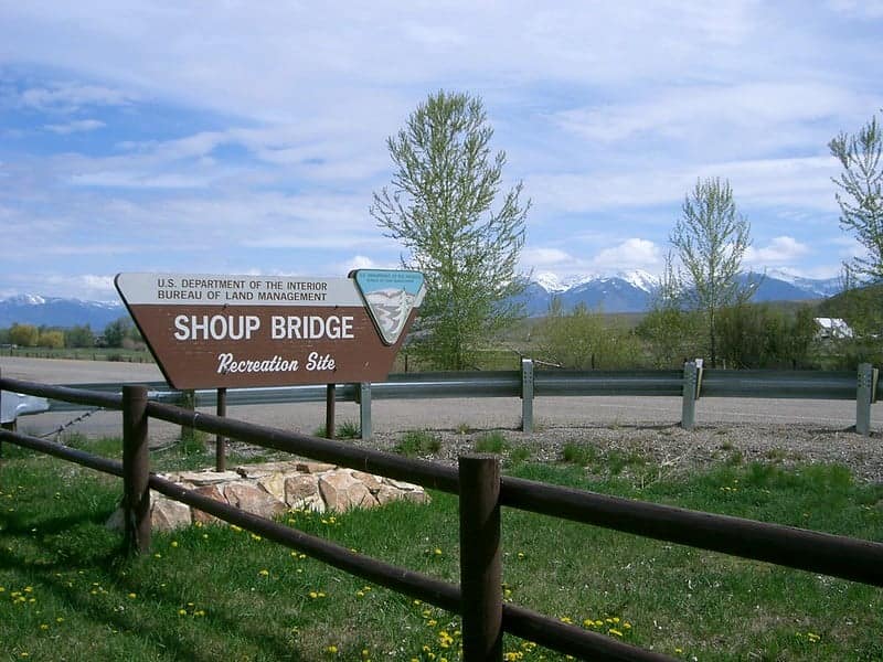 A sign for Shoup Bridge Campground with mountains in the background, indicating temporary closure due to trailhead construction.