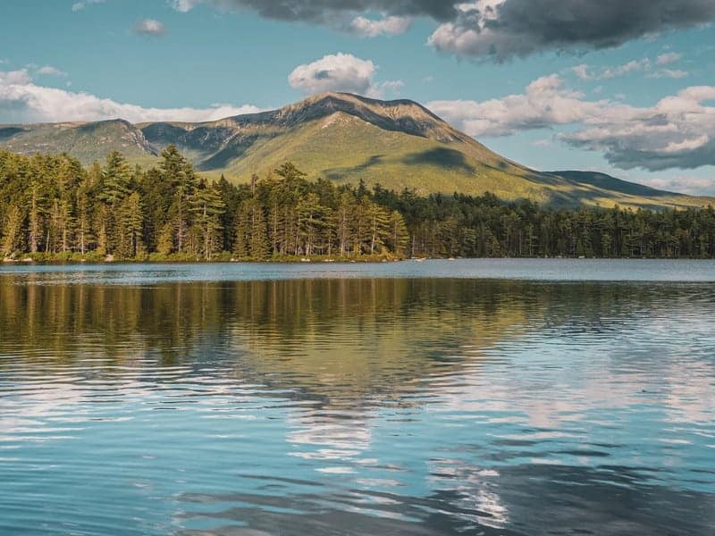Daicey Pond Campground, a serene location close to trees and mountains, offers a picturesque lake for relaxation and enjoyment.