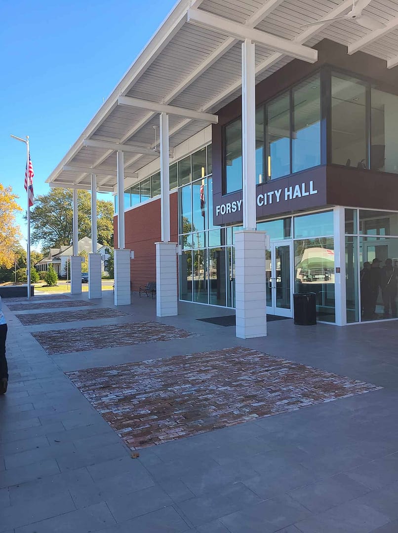 The entrance to the Forsyth City Council.
